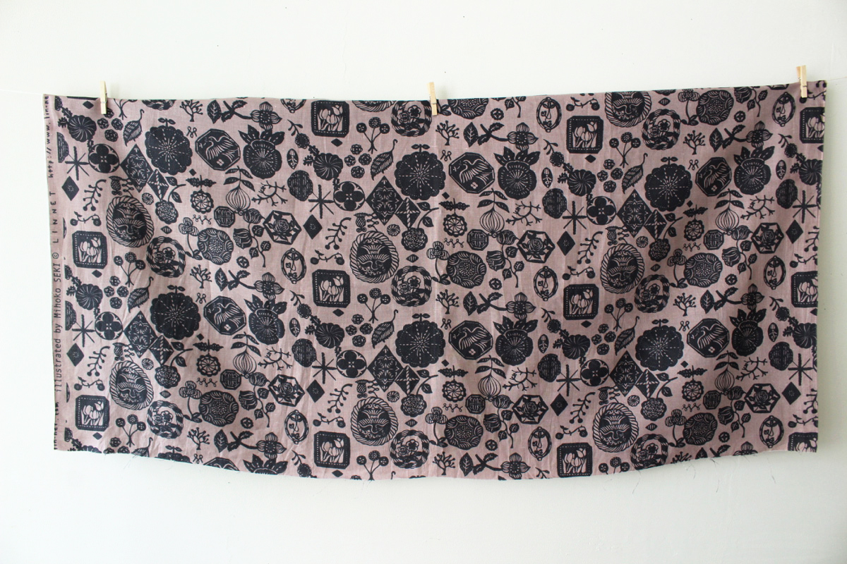 LINNET linen print  LINNETリネンプリント<br /> 花図案の吹き寄せ ブラック