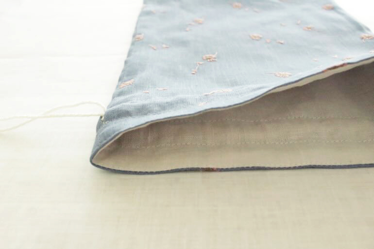 フランス刺繍ファブリックの巾着セット<br />舞う花　青+ピンク