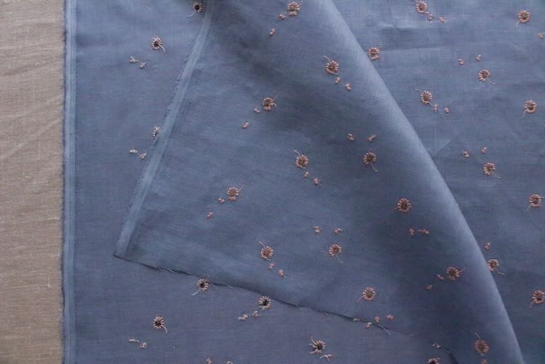 F刺繍ファブリック　舞う花<br />B-ピンク