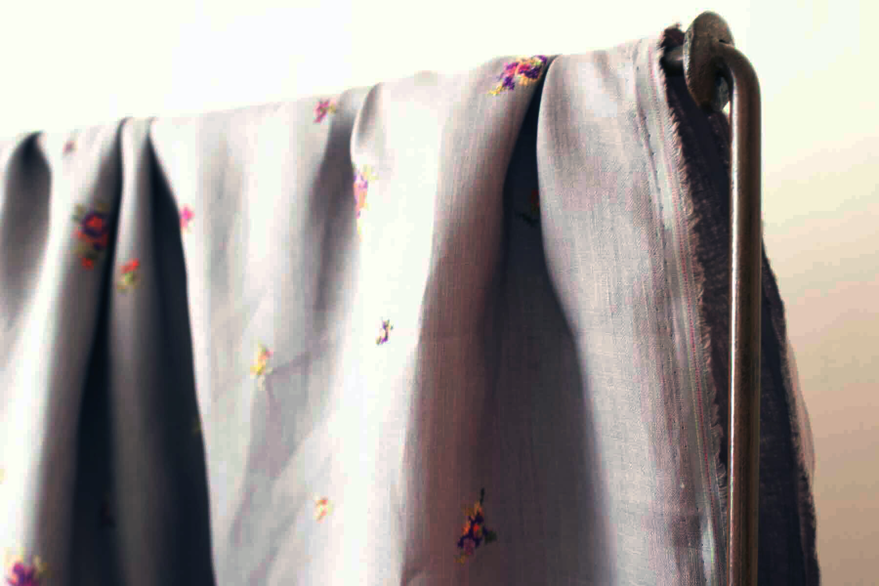 F刺繍リネンファブリック　クロススティッチ タイニーポージー<br />グレ-