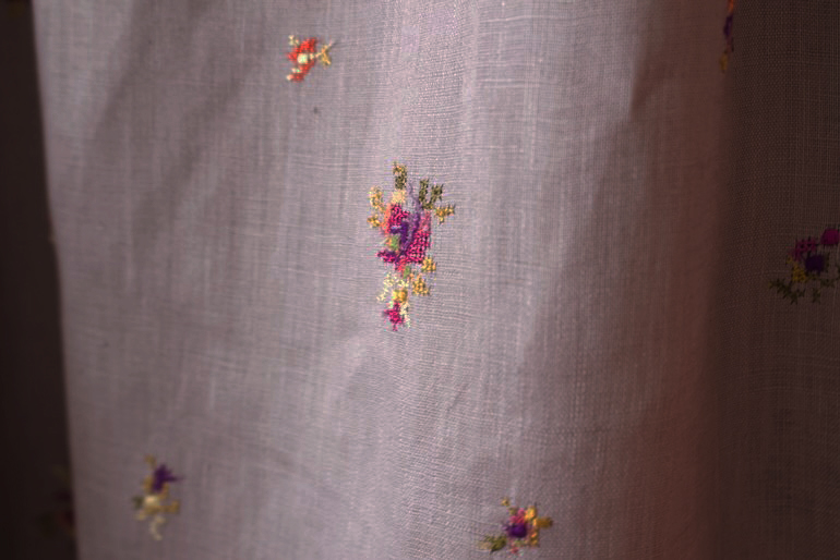 F刺繍リネンファブリック　クロススティッチ タイニーポージー<br />グレ-