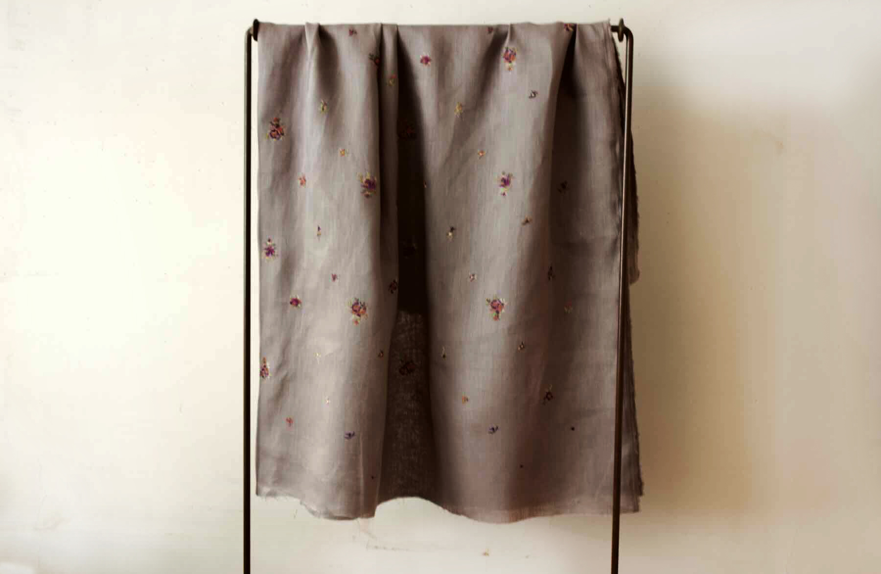 F刺繍リネンファブリック　クロススティッチ タイニーポージー<br />グレ-