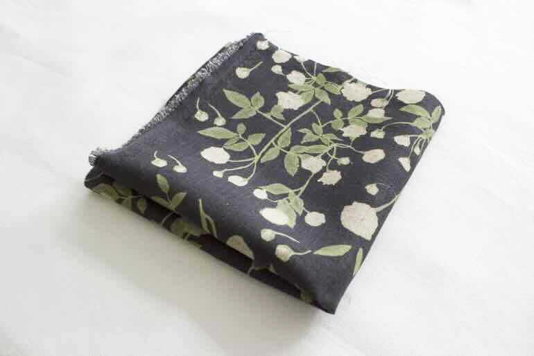 リネンプリントカットクロス35cm×35cm<br />モッコウバラ黒Flax