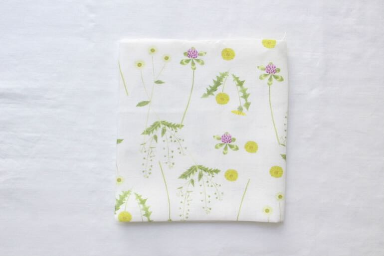 リネンプリントカットクロス35cm×35cm<br />草むらの草花は　白