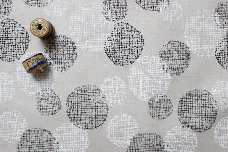 Jp綿麻刺繍風ドットレースプリント<br />黒-白