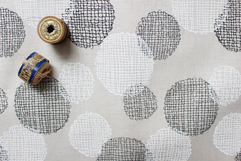 Jp綿麻刺繍風ドットレースプリント<br />黒-白