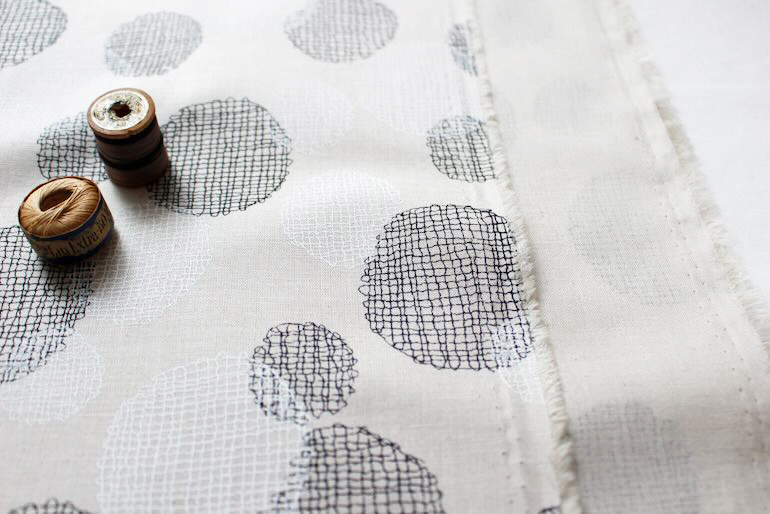 Jp綿麻刺繍風ドットレースプリント<br />黒-白