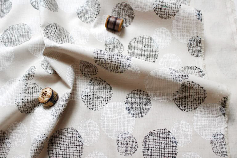 Jp綿麻刺繍風ドットレースプリント<br />黒-白