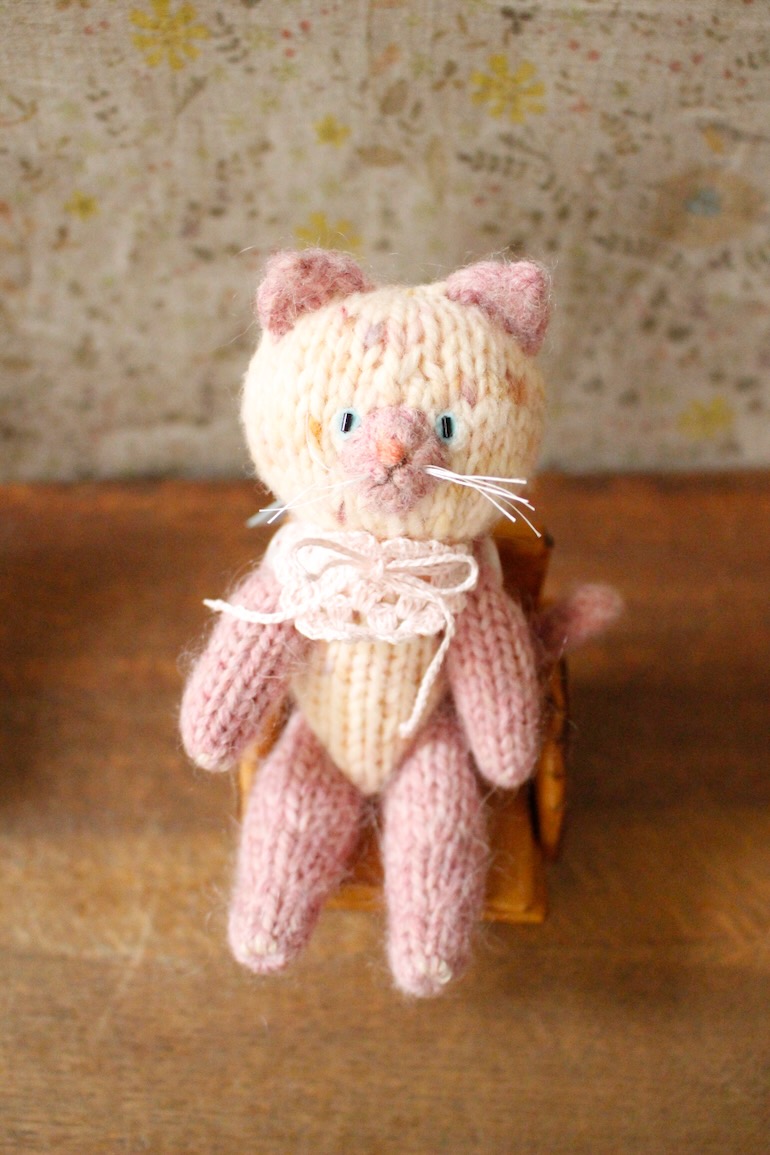 Keitoya pompomwool 展 2026<br />K-5ねこ(ピンク糸とマダラ染め)