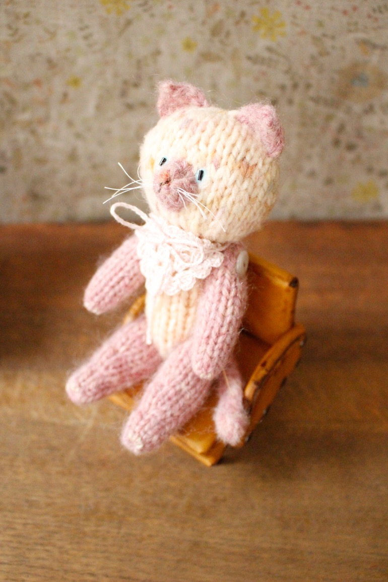 Keitoya pompomwool 展 2026<br />K-5ねこ(ピンク糸とマダラ染め)