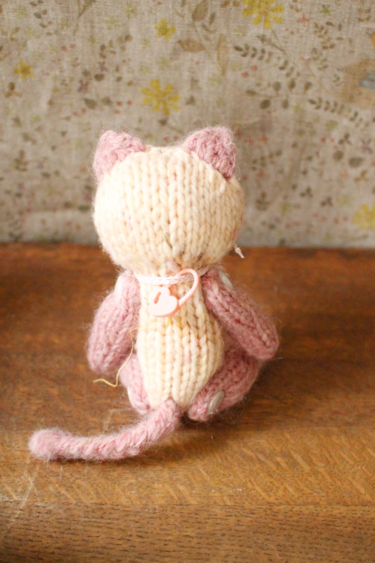 Keitoya pompomwool 展 2026<br />K-5ねこ(ピンク糸とマダラ染め)