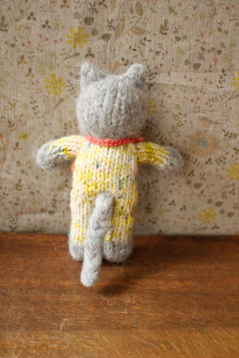 Keitoya pompomwool 展 2026<br />K-7ねこのあみぐるみ(イエロ-のまだら染めの糸)