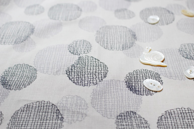 Jp綿麻刺繍風ドットレースプリント<br />黒-グレ-