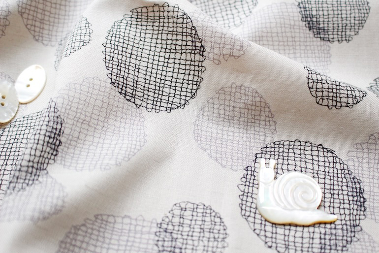 Jp綿麻刺繍風ドットレースプリント<br />黒-グレ-