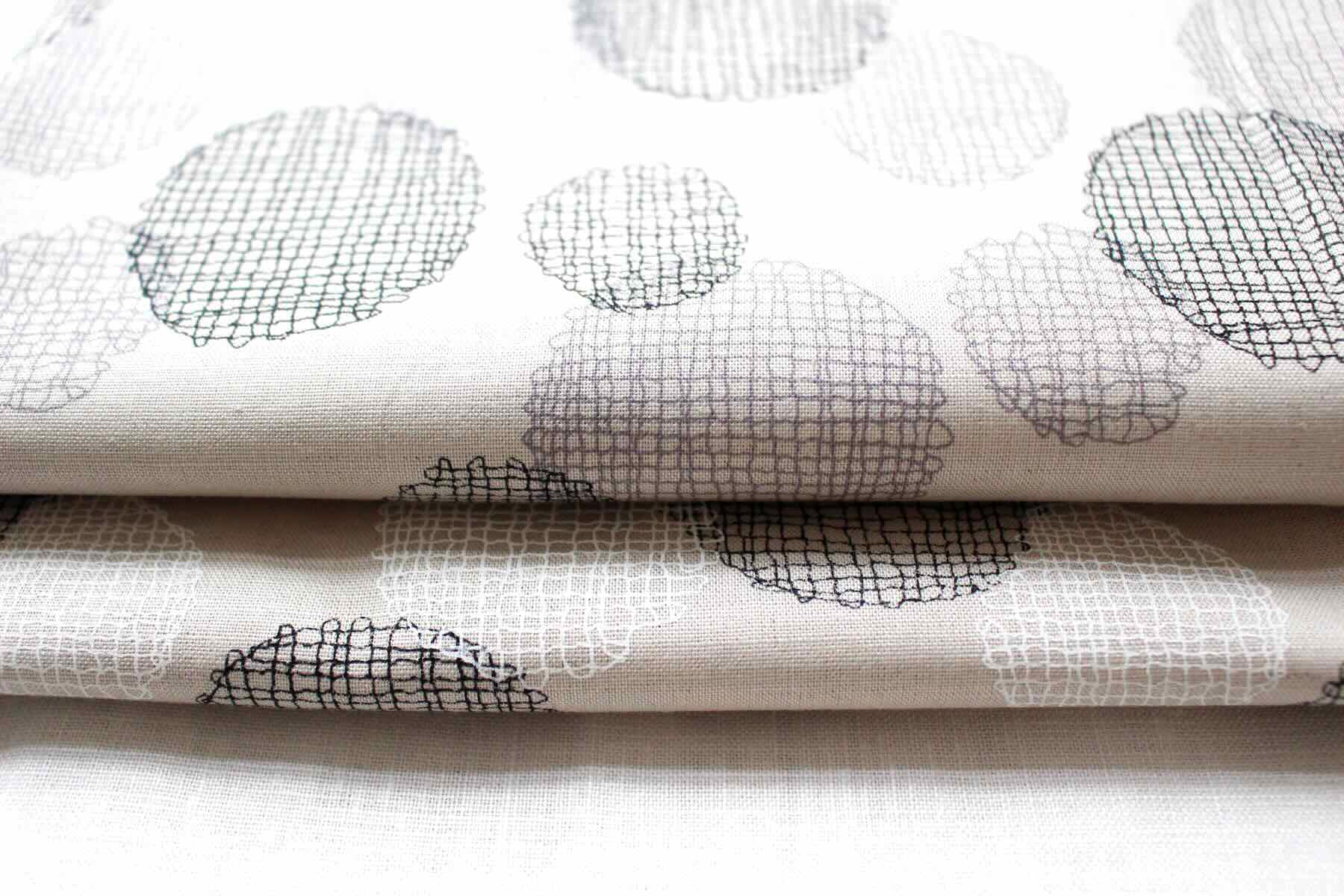 Jp綿麻刺繍風ドットレースプリント<br />黒-グレ-