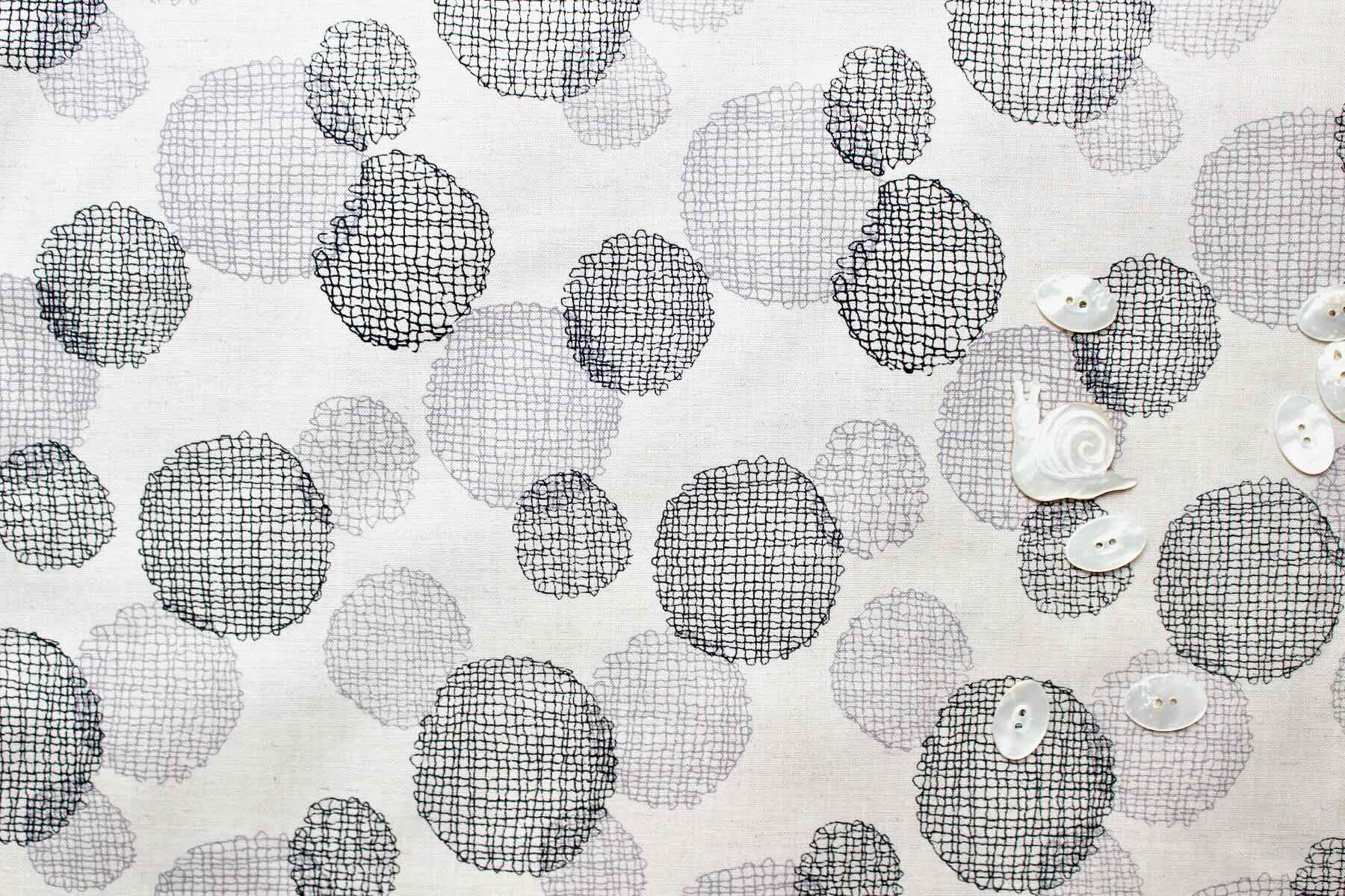 Jp綿麻刺繍風ドットレースプリント<br />黒-グレ-