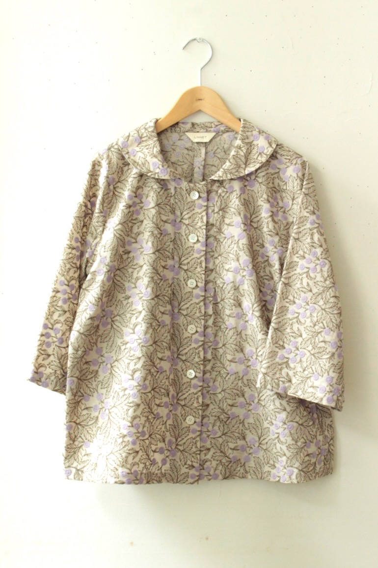 PDNo.126大きめヘチマ衿ブラウス　<br />jcコットン刺繍花柄丸い花BE×紫