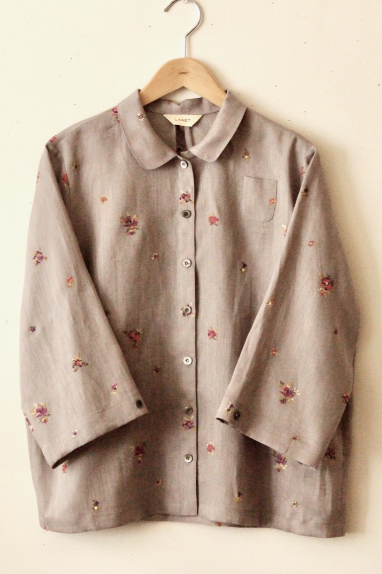 PD No.135丸衿ブラウス　　7分袖袖調節タイプ<br />F刺繍タイニ-ポ-ジ-