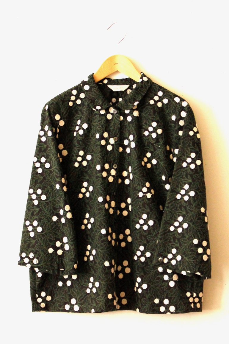 PD No.135丸衿ブラウス　　7分袖袖調節タイプ<br />Jcコットン刺繍丸い花黒