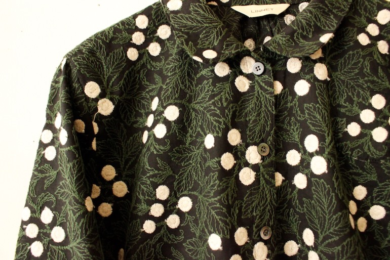 PD No.135丸衿ブラウス　　7分袖袖調節タイプ<br />Jcコットン刺繍丸い花黒