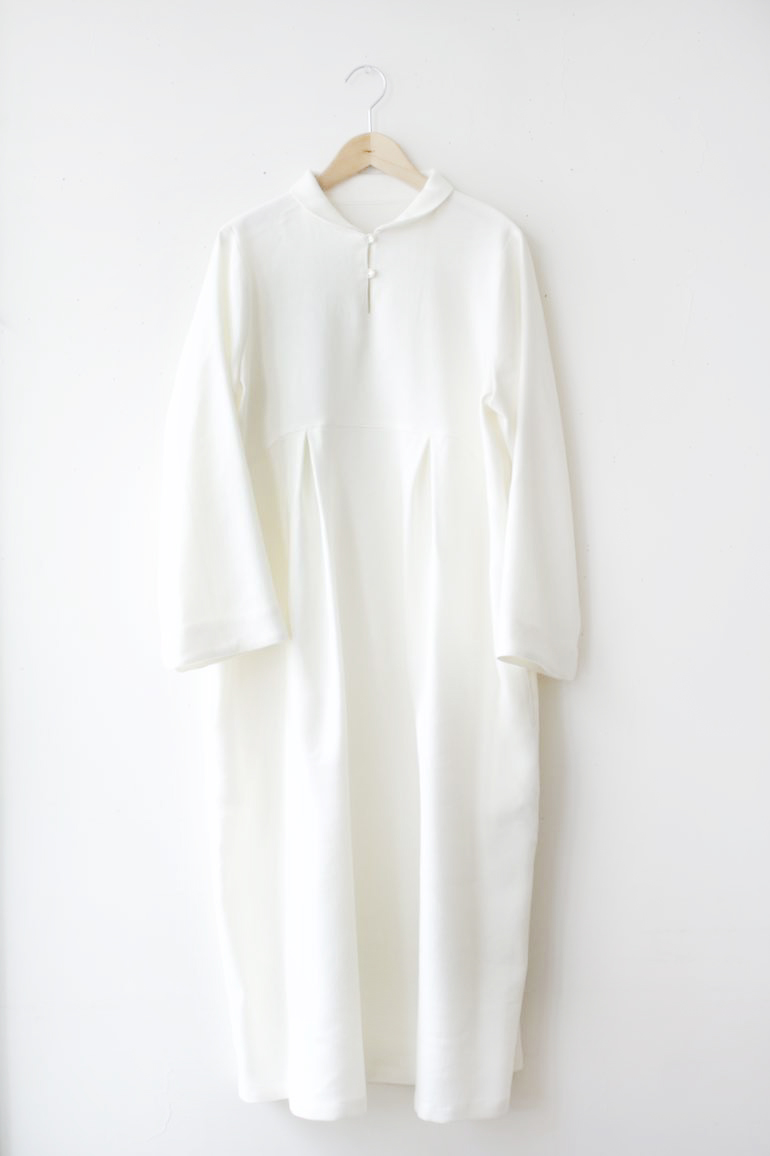 No.99 スタンドショールカラーのドレス<br />アンソレイエ　LW-OX  オフホワイト