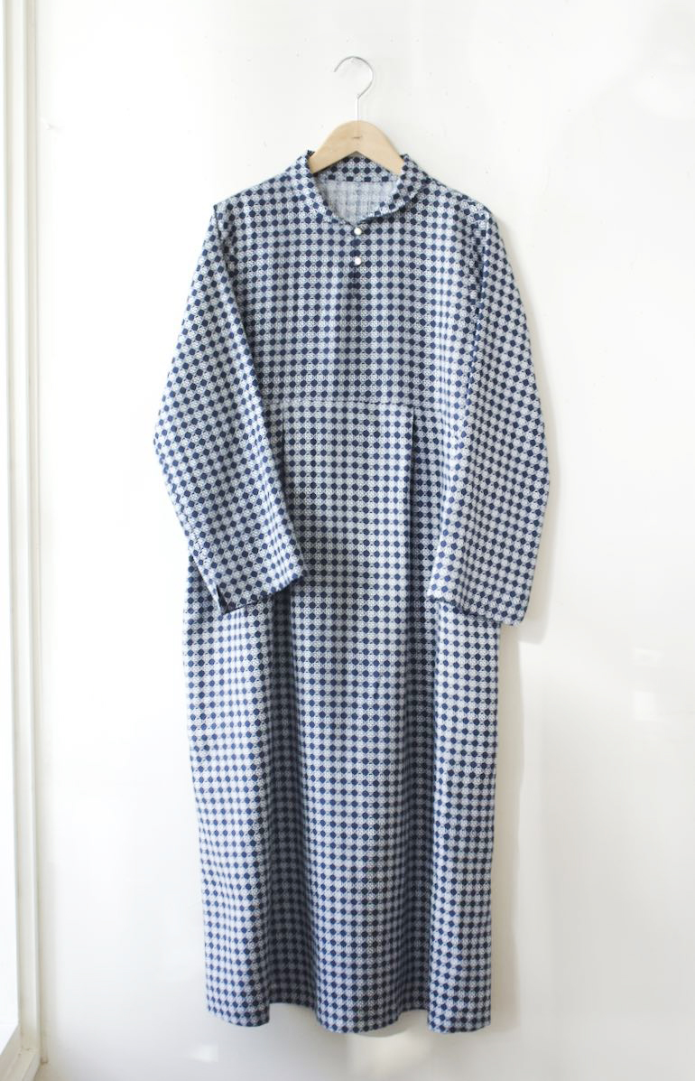 No.99 スタンドショールカラーのドレス<br />ル-ル-藍×白
