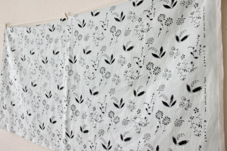 LINNET リネンプリント ワイルドフラワーズ<br />セ-ジ×ブラックネイビ-