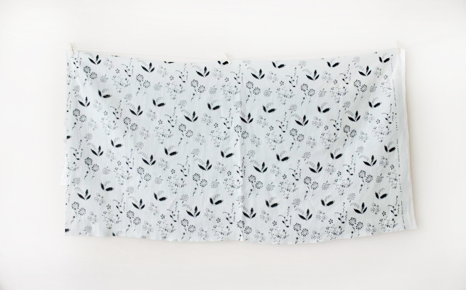 LINNET リネンプリント ワイルドフラワーズ<br />セ-ジ×ブラックネイビ-