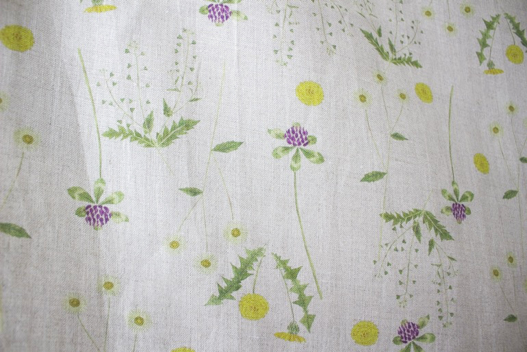 LINNET リネンプリント　草むらの草花は<br />Flax