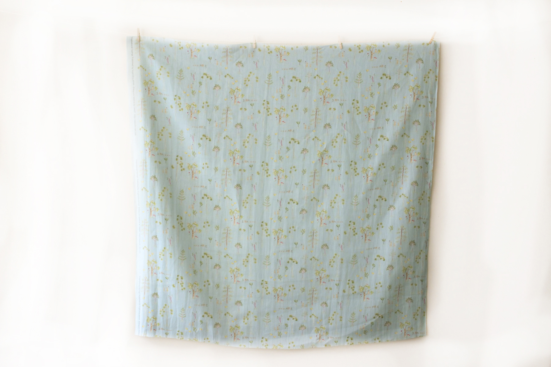 LINNET リネンプリント　木々<br />水縹みなはだ