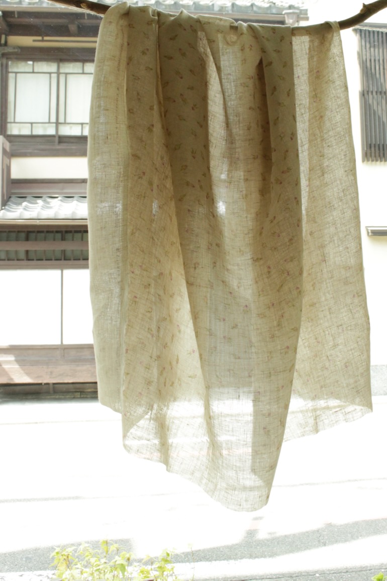 LINNET リネンガーゼプリント　<br />薔薇ツボミ