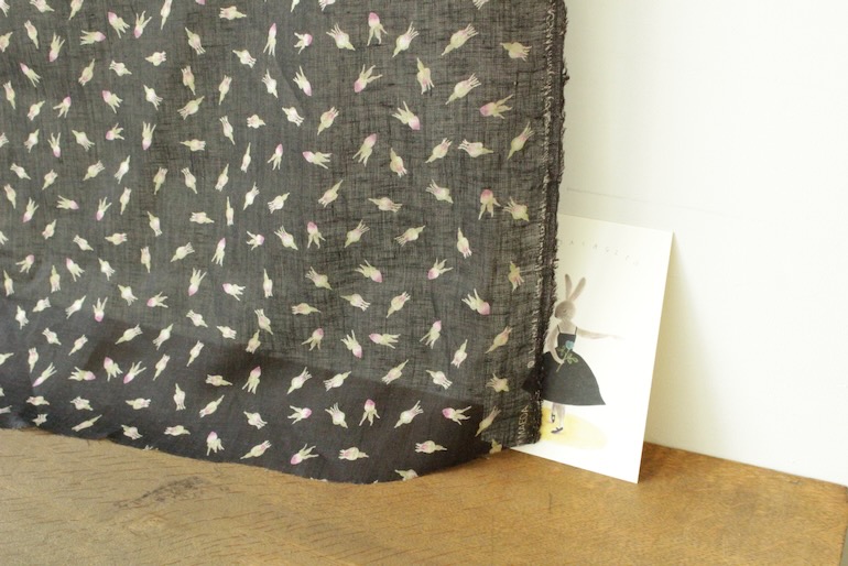 LINNET リネンガーゼプリント　<br />薔薇ツボミ　黒