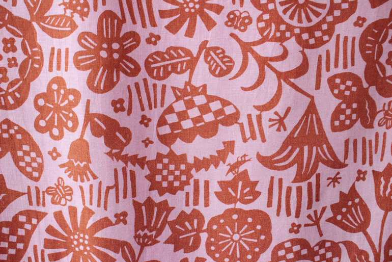 LINNET リネンプリントにぎやかな庭<br />薄紅梅×紅飛