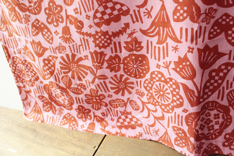 LINNET リネンプリントにぎやかな庭<br />薄紅梅×紅飛