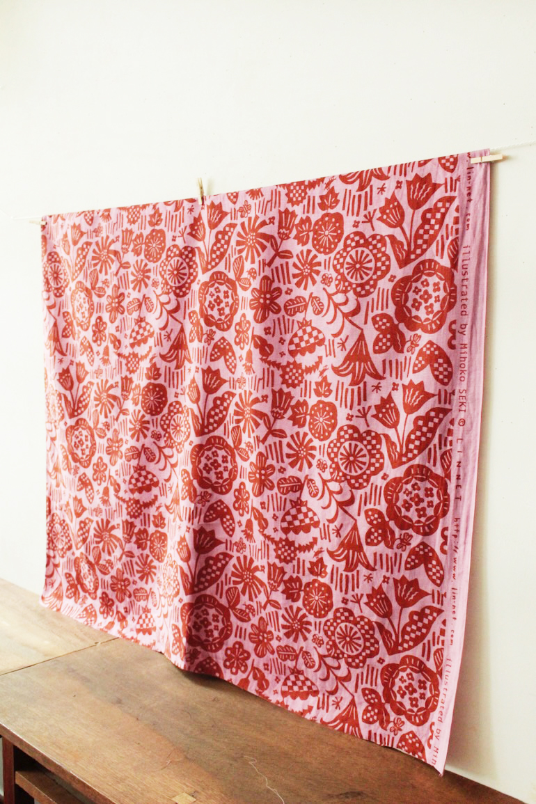 LINNET リネンプリントにぎやかな庭<br />薄紅梅×紅飛