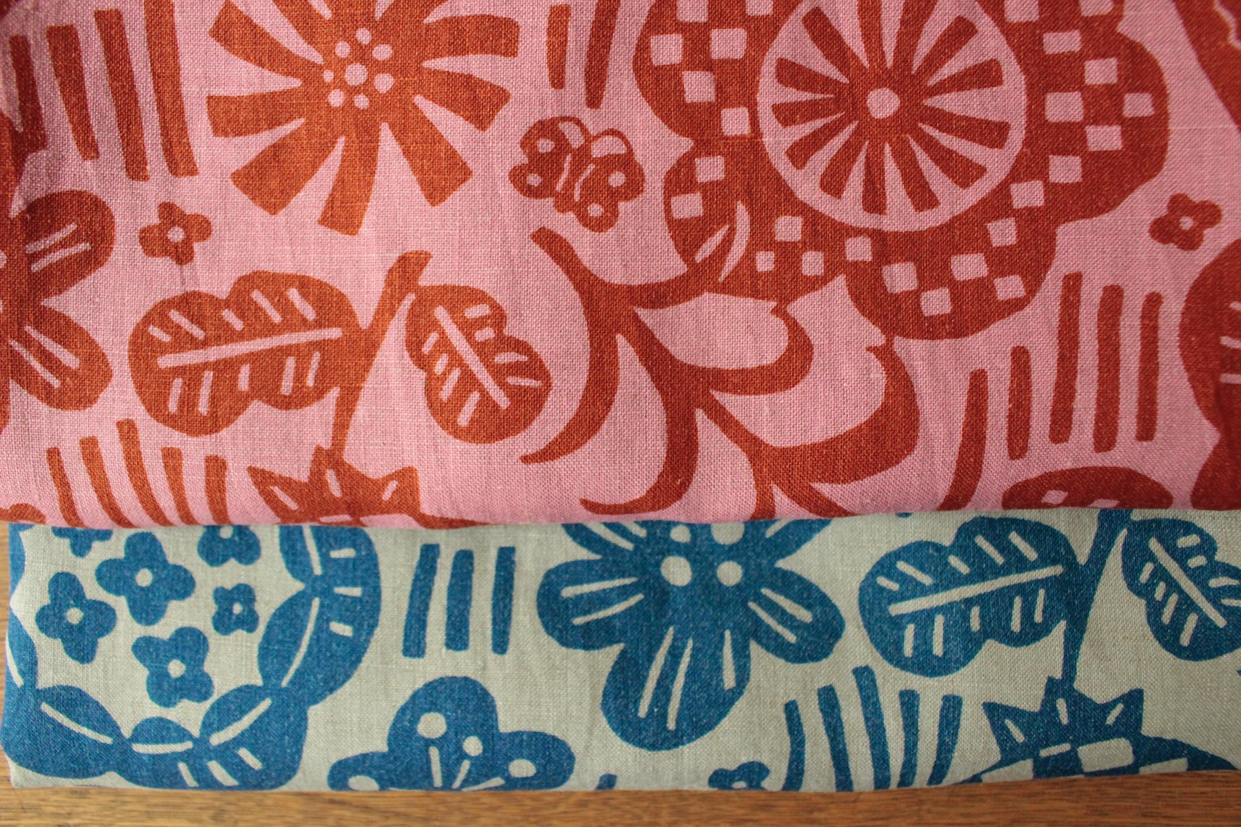 LINNET リネンプリントにぎやかな庭<br />薄紅梅×紅飛