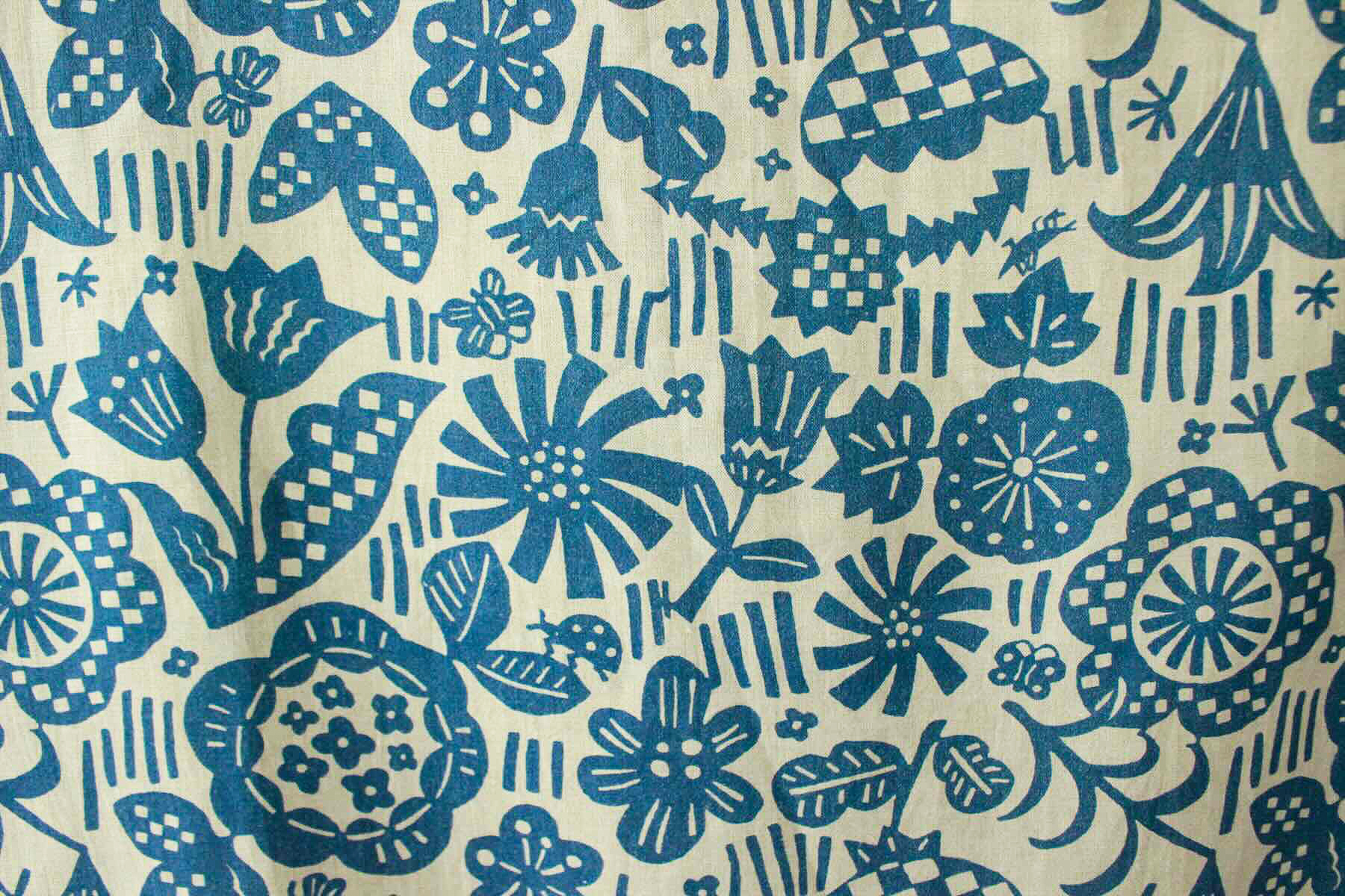 LINNET リネンプリントにぎやかな庭<br />秘色色x藍色