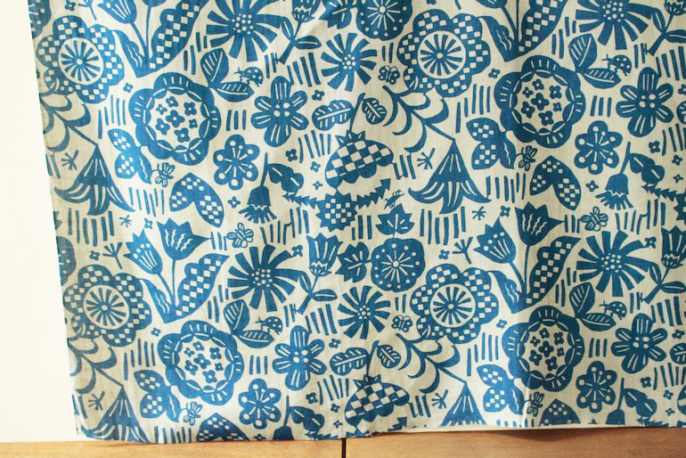 LINNET リネンプリントにぎやかな庭<br />秘色色x藍色