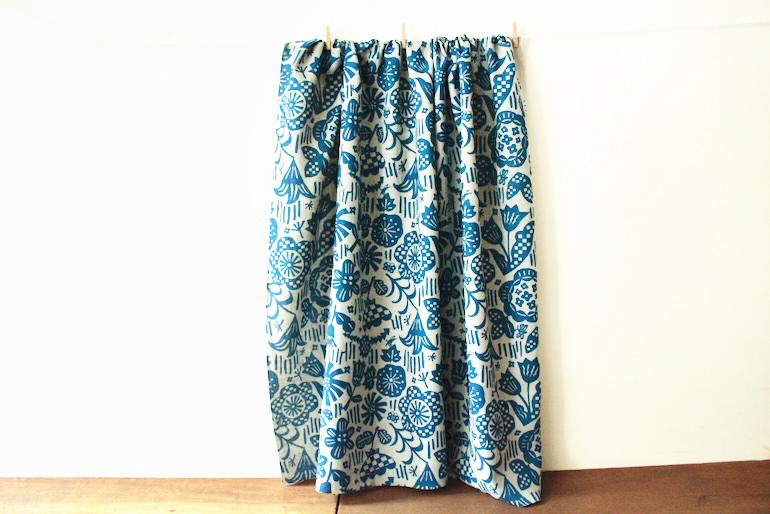 LINNET リネンプリントにぎやかな庭<br />秘色色x藍色